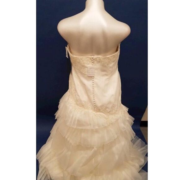 White by Vera Wang Strapless Wedding Gown - 18 - Picture 8 of 12